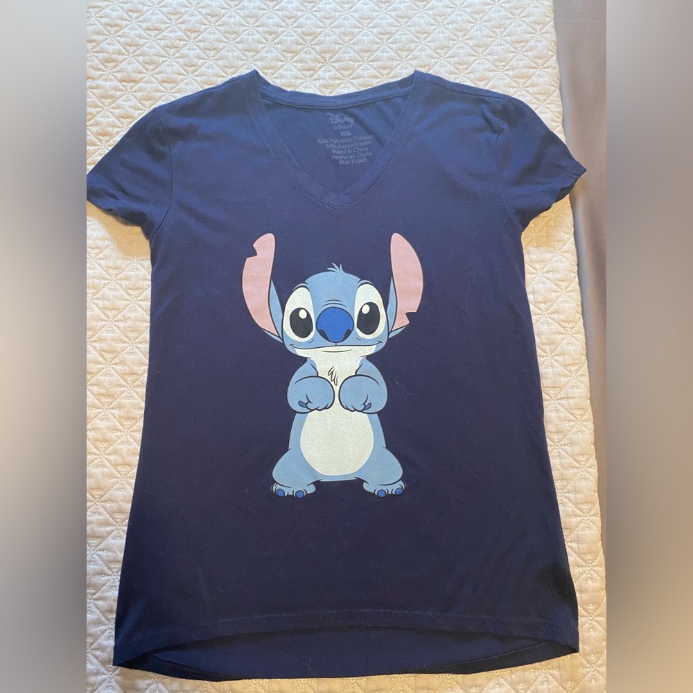 Disney’s LILO & Stitch girl’s v-neck t-shirt, size XS